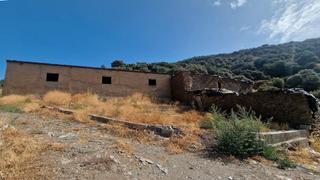 Finca rústica a Paterna del Río. Terreno rodeado de naturaleza con agua todo el año gracias a man