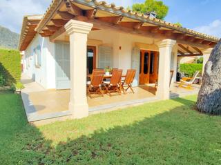 Xalet a Port d´Alcúdia-Platja dÁlcúdia. Chalet con gran jardín y 4 habitaciones