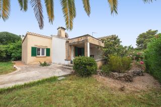 Chalet in Bacarés-Manresa-Bonaire. Chalet unifamiliar con garaje.