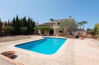 Chalet in Sa Torre. Chalet en sa torre, con piscina y bonito jardín privado