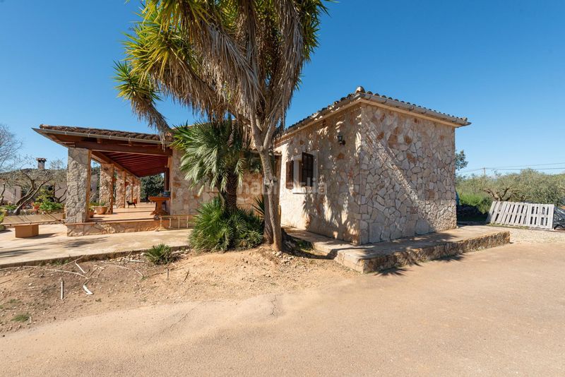 Foto 41ba947c-8a06-40b1-b5d9-d1cd049b2daa. Masía exclusiva f rústica con residencia unifamiliar y vistas a la tramuntana privacidad, elegancia y auténtico estilo de v en Inca