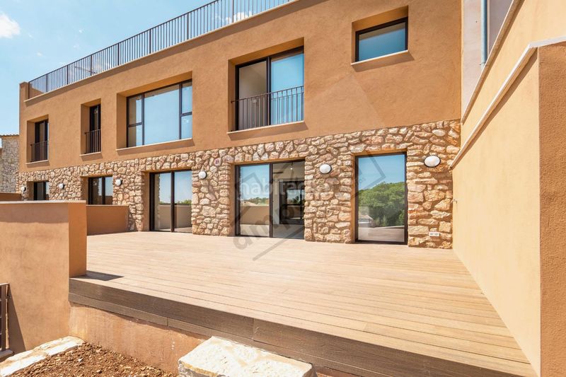 Foto a43c7b0b-69b1-4930-805d-709bcd83e4b2. Casa adossada amb aparcament a Cortes-Huertas Madrid