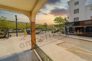 Local Comercial a Port d´Alcúdia-Platja dÁlcúdia. Local comercial  con negocio en  funcionamiento en centro puerto