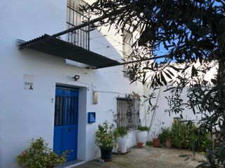 Casa adossada  Plaza gaud�. Casa de 2 dormitorios y un ba�o en un solar de 190 m2 m�s un sol