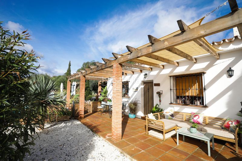 Foto d88d0725-e819-438d-9a57-6bc8099e9c22. Masia amb xemeneia piscina a Ardales