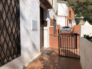 Casa  Calle ebro. Casa de 3 dormitorios, 1 ba�o y patio grande en la estaci�n de a