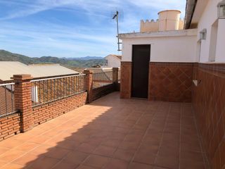Casa  Calle omar. Casa de 5 dormitorios y 2 ba�os en el pueblo de alora con garaje