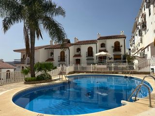 A tre livelli  Avenida cervantes. Piso de 4 dormitorios, 2 baños y piscina comunitaria en el centr
