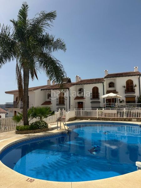 Foto dd48790c-98a9-4348-8f41-11b0c910559a. Tríplex amb xemeneia piscina a Álora