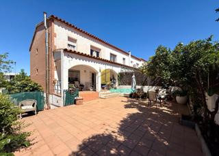 Casa adossada  De la riera ginjolers. Hermosa casa de 4 habitaciones con jardín en els grecs  roses.