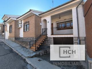 Chalet à Calle donantes de sangre 2. Estupendo chalet con sótano y patio.