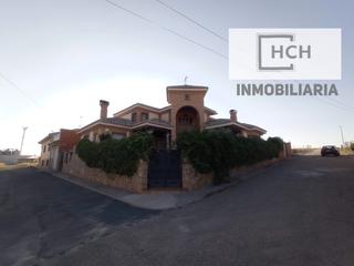 Chalet à Calle diego de adrada 15. Exclusivo chalet en la mejor zona de la puebla de montalbán.