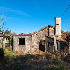 Casa a Barro. Casa en ruinas con terreno en barro