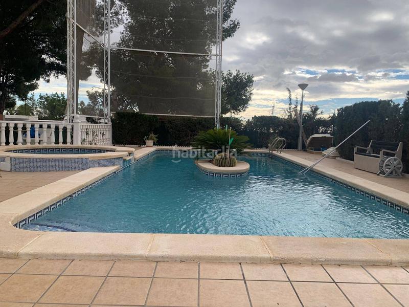 Foto 0ad29375-101e-4dd9-8155-83a340b94a9c. Xalet amb calefacció aparcament piscina a El Toscar Elche / Elx