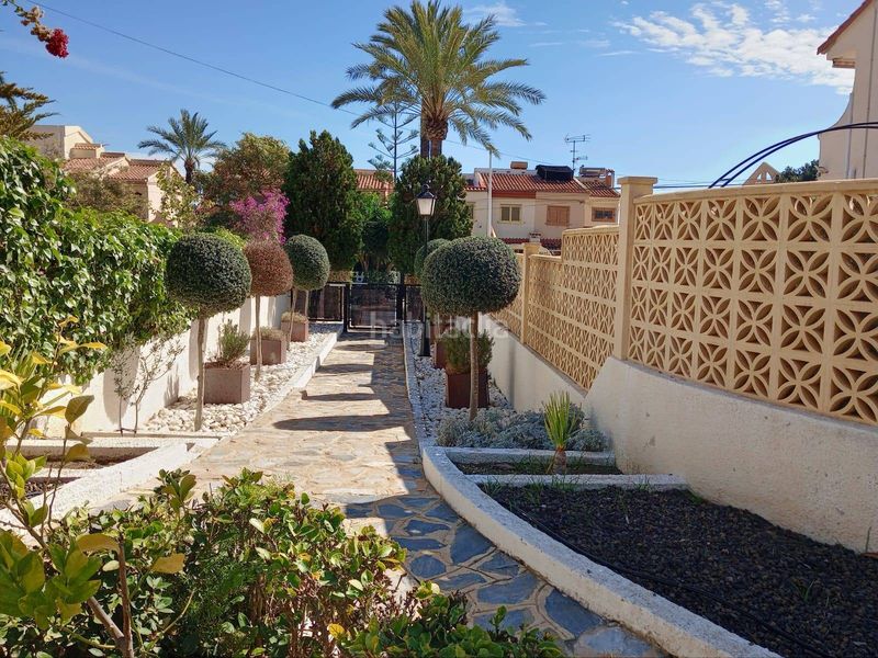 Foto c3dbf7a9-98bd-4d06-9081-6acae8eb6005. Casa amb aparcament piscina a calas Santa Pola este Santa Pola