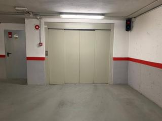 Aparcament cotxe  Calle eduardo fernandez garcia. Parking, puertas coloradas, elche