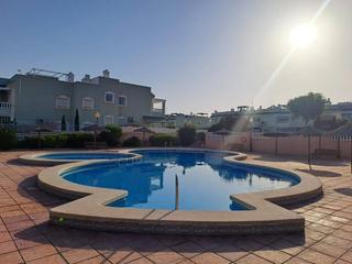 Casa  Calle de finlandia. Bungalow, 3 habitaciones, 3 baños, terraza, piscina. garaje, gra