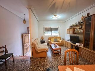 Planta baixa  Calle calle de mariano soler olmos. Planta baja, 2 habitaciones, 2 baos, patio, puertas coloradas,