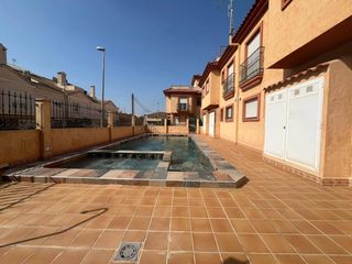 Haus  Calle calle salvador dalí. Casa duplex, 3 habitaciones, 2 baños, piscina ,garaje, redovan ,