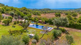 House in Capdepera Poble. Preciosa finca con piscina y jardín en calaratjada, capdepera