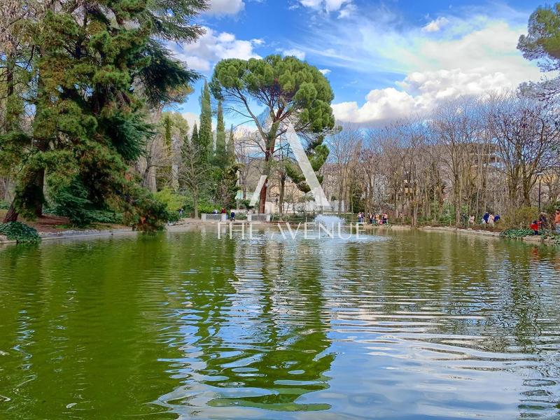 Foto 0025ee8f-409d-4be0-a337-341a8d60a5db. Ático  de 2 dormitorios con gran terraza en urbanización. en Madrid