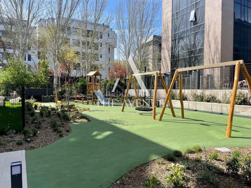 Foto 98173186-6576-41dc-8b9a-4fd634cfb417. Ático  de 2 dormitorios con gran terraza en urbanización. en Madrid