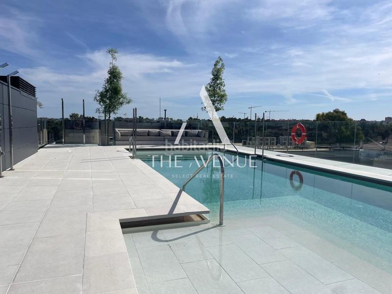 Foto 9e27d34a-5d24-402c-a168-a85bb29da516. Ático  de 2 dormitorios con gran terraza en urbanización. en Madrid