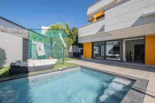 Maison jumelée à Encinar de los Reyes. Espectacular chalet pareado con jardín privado y piscina en el e