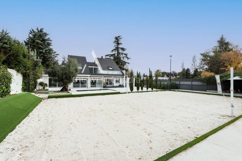 Foto 07be0f3c-b2bf-4241-a473-5312b23b03a2. Chalet  independiente a la venta en urbanización La Moraleja La Moraleja