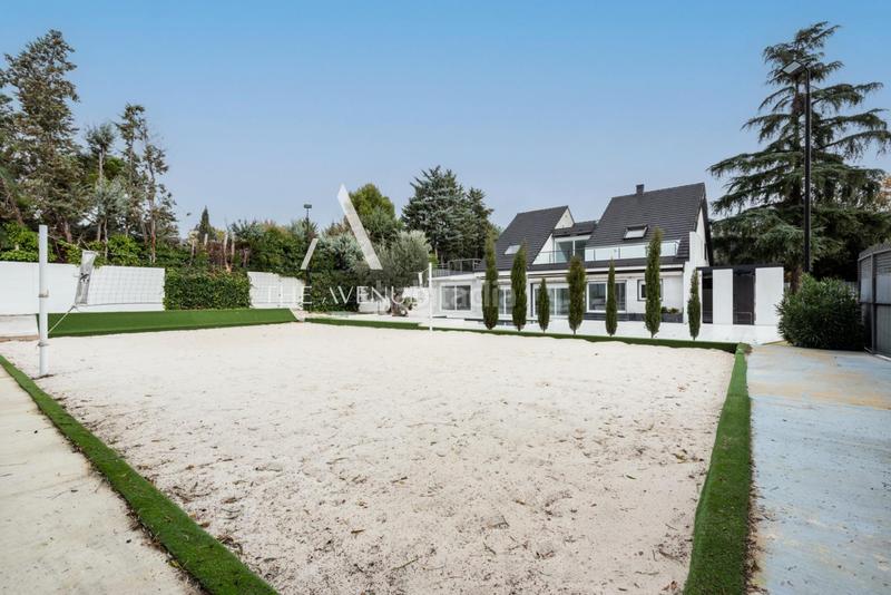 Foto 18132cd1-aed0-47b0-933b-fd332dd0220a. Chalet  independiente a la venta en urbanización La Moraleja La Moraleja