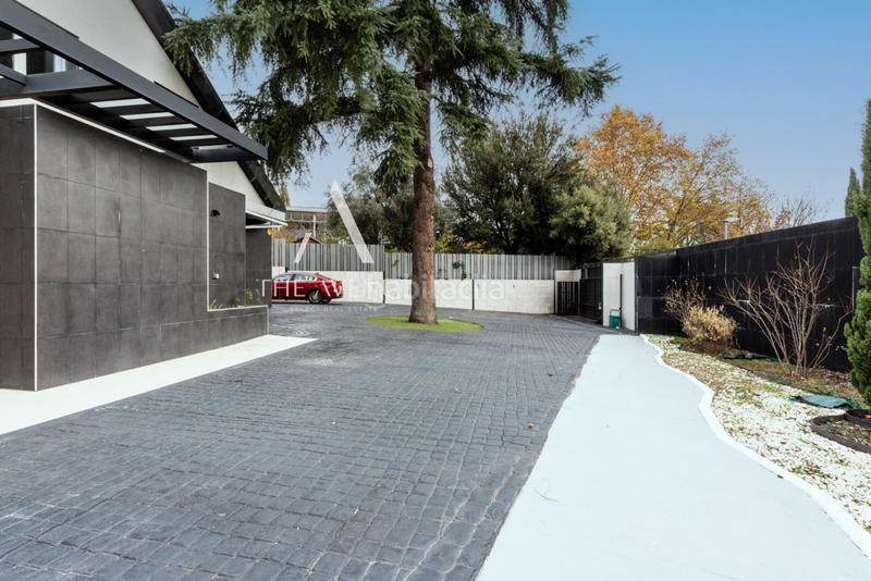 Foto 1c709bc6-f60d-4bf3-b93a-82838add8062. Chalet  independiente a la venta en urbanización La Moraleja La Moraleja