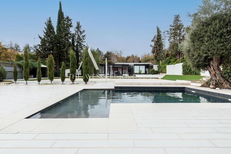 Foto 3a1a5480-e165-4e3d-b957-9d740da075a0. Chalet  independiente a la venta en urbanización La Moraleja La Moraleja