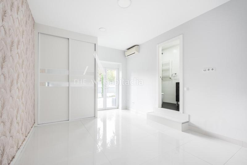 Foto 3a9ce73d-1f44-49b7-bbac-41dc2ca87ac9. Chalet  independiente a la venta en urbanización La Moraleja La Moraleja