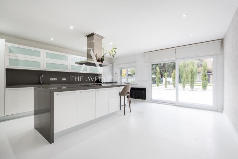 Foto 4233b784-91ac-423f-850e-bbd8c602d229. Chalet  independiente a la venta en urbanización La Moraleja La Moraleja