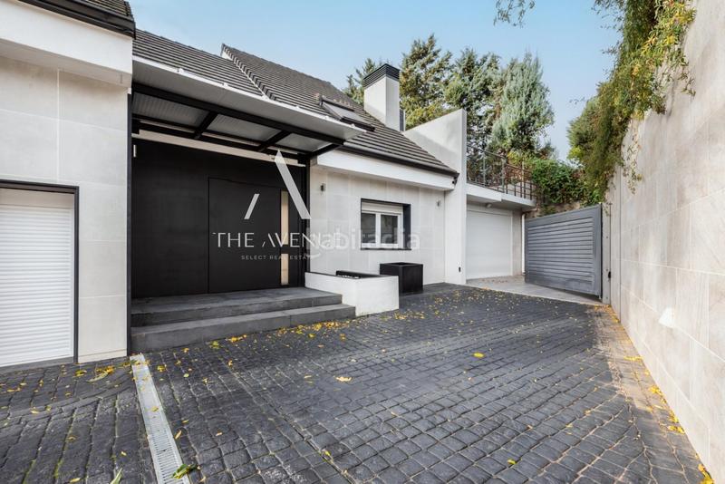 Foto 46efa2e9-338f-4d88-87a3-262a68bfa700. Chalet  independiente a la venta en urbanización La Moraleja La Moraleja