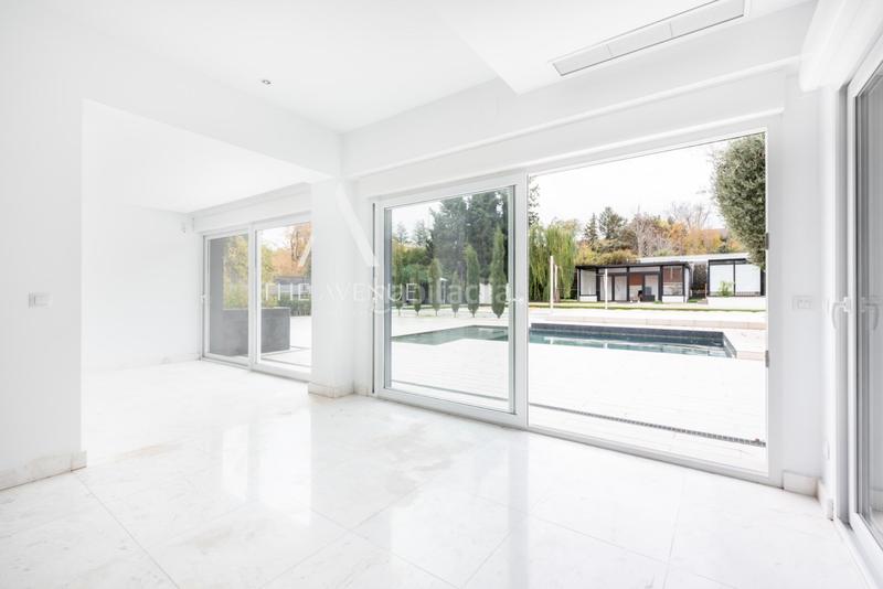 Foto 5d57644f-7cc8-4c8b-bea6-6b123bdefc13. Chalet  independiente a la venta en urbanización La Moraleja La Moraleja