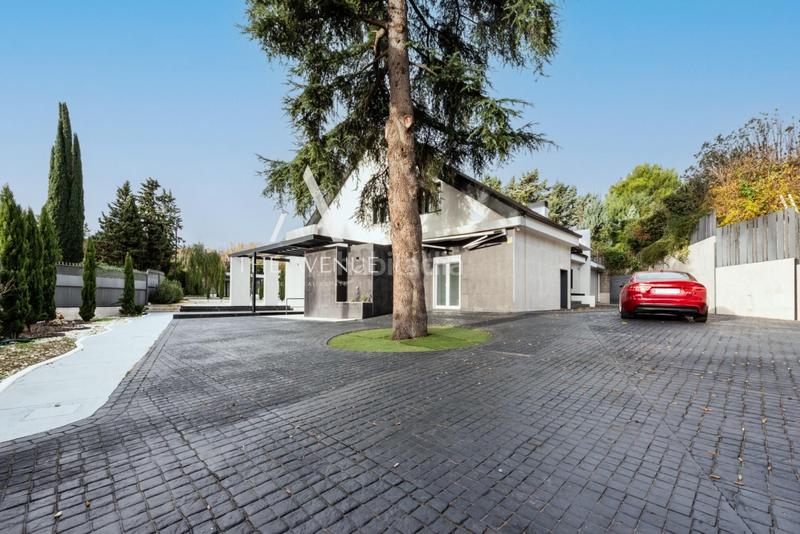 Foto 64efc33b-8570-448d-a7d1-d7a61dbab93d. Chalet  independiente a la venta en urbanización La Moraleja La Moraleja