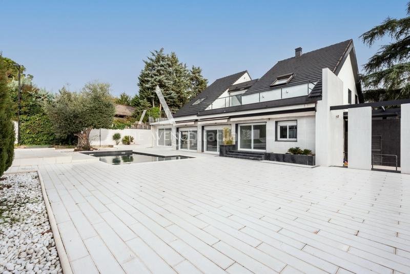 Foto a4036190-a43b-4d27-9976-a0ac1238bcc8. Chalet  independiente a la venta en urbanización La Moraleja La Moraleja