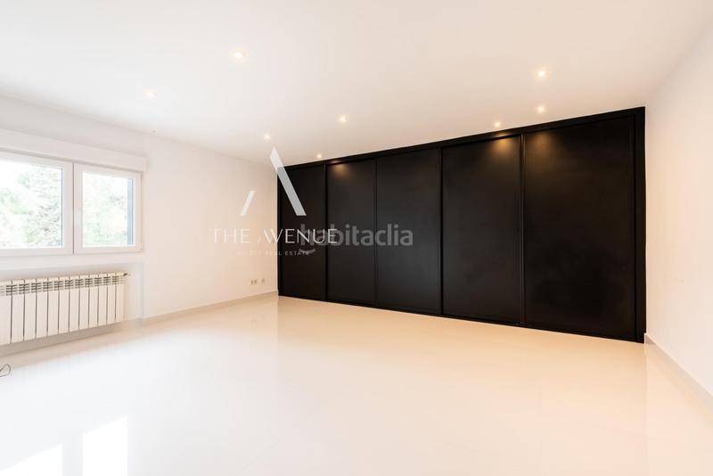 Foto c3edf896-a334-497f-b7f4-4a6c8c215a07. Chalet  independiente a la venta en urbanización La Moraleja La Moraleja