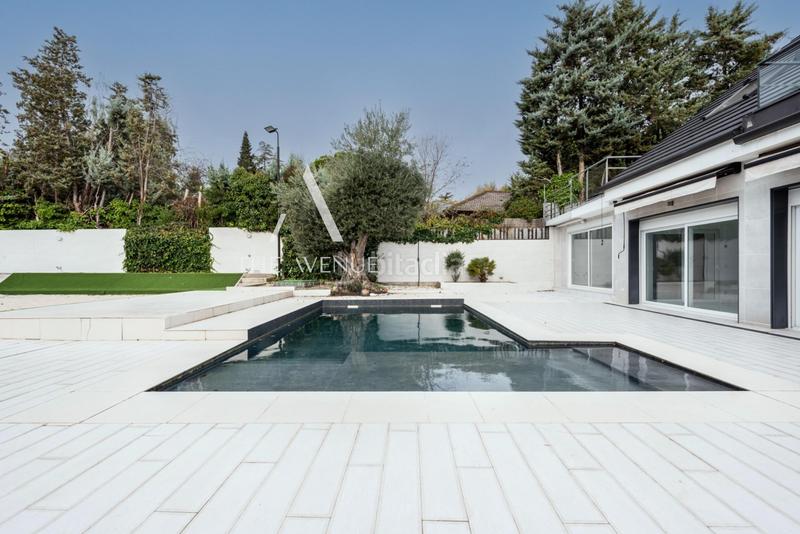 Foto dc59b331-97bc-45f1-9112-f6b1087532b1. Chalet  independiente a la venta en urbanización La Moraleja La Moraleja