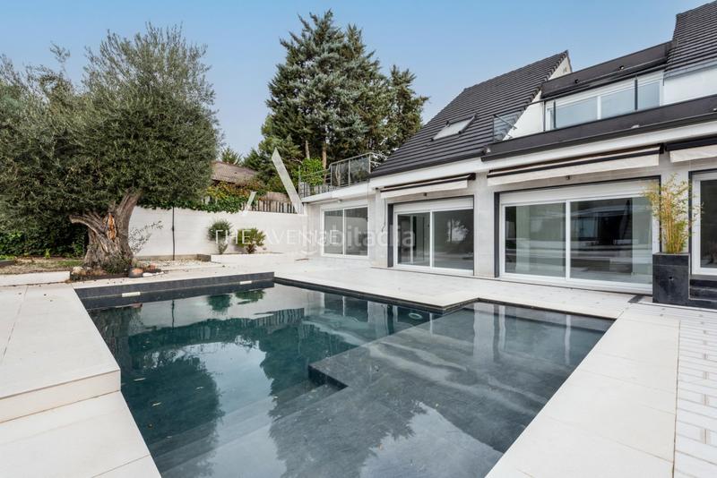 Foto e7e0d539-af5d-4164-98d3-cbeeae9bcf65. Chalet  independiente a la venta en urbanización La Moraleja La Moraleja