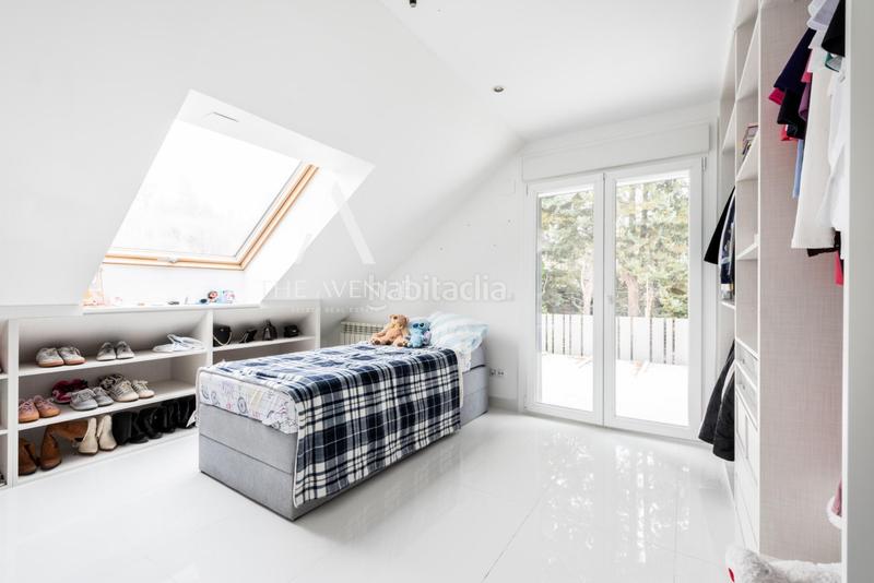 Foto ea09c283-3dc9-40d1-b37a-596a8182cd46. Chalet  independiente a la venta en urbanización La Moraleja La Moraleja