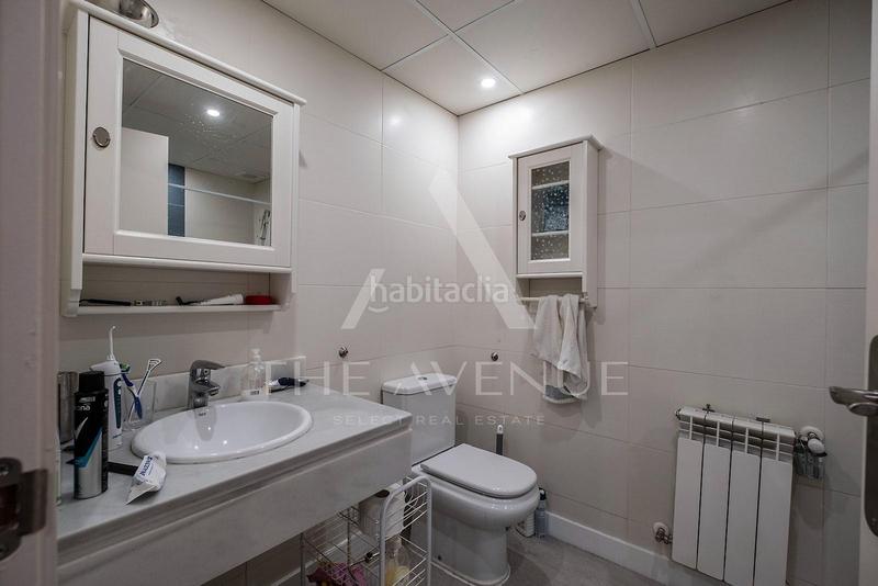 Foto b21a99f5-ec29-4f2b-84bb-85f4ccc77982. Casa adosada espectacular adosado en conde orgaz en Madrid