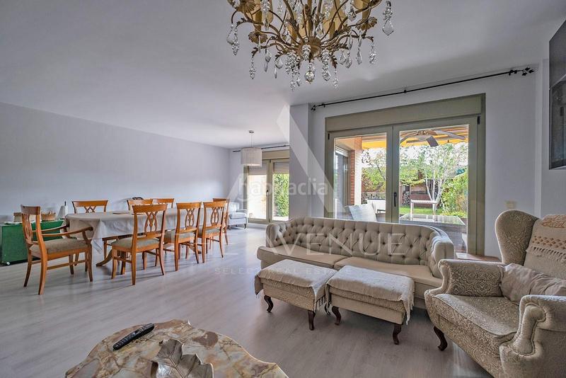 Foto d8eff3dd-d60e-4d62-815e-dbca959a2f08. Casa adosada espectacular adosado en conde orgaz en Madrid