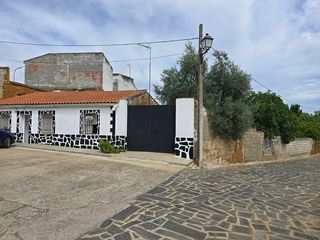 Xalet en Carretera alburquerque 21. Vivienda planta baja con patio grande en  aliseda (c�ceres)