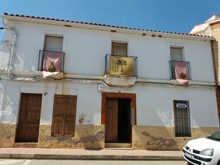 Maison à Calle constitución 57. Vivienda con patio y local. c/ constitución, 17. aliseda.