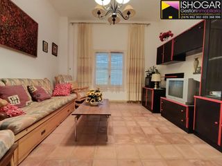 Appartamento in Valdepeñas. Piso en venta en centro, 4 dormitorios.