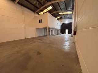 Rent Industrial building in Mairena del Alcor. Nave industrial en alquiler en polígonos indust., 1 dormitorio.