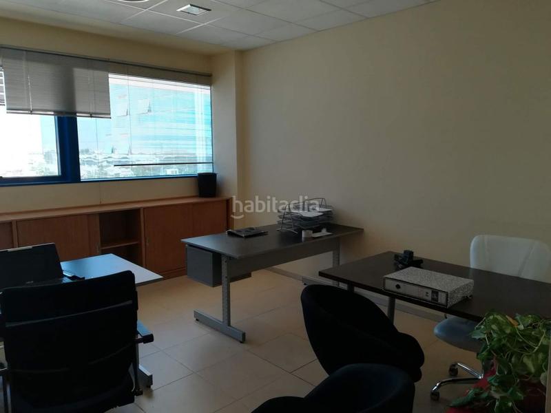 Foto 5ab1fdc6-f06d-46ff-a69d-e45f833cd0d3. Office space with parking in Palmete Sevilla