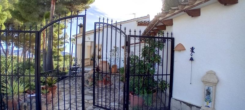 Foto 6084ffeb-22c4-41fd-afc2-454fcd988e75. Chalet magnífica villa de 4 dormitorios, con vistas al mar hacia la bahía , en la zona de fanadix, con piscina y garaje. oportu en Moraira